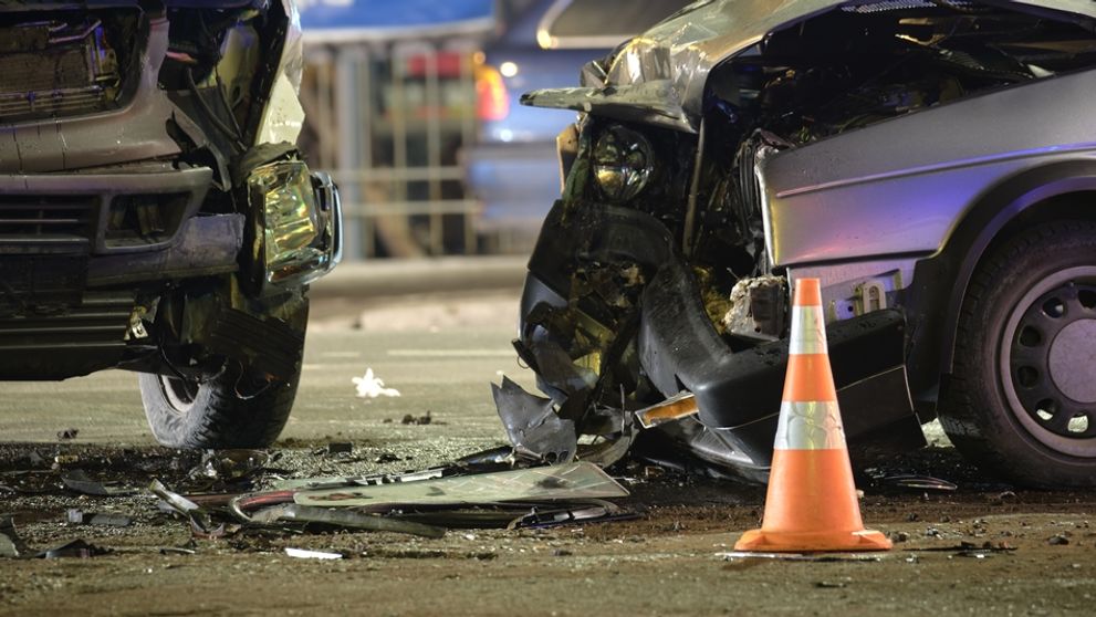 Cunoscută interpretă de muzică populară, implicată într-un grav accident rutier! Mașina artistei a fost proiectată într-un copac