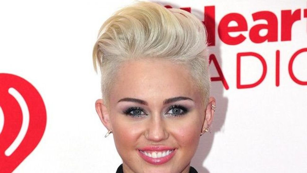 Miley Cyrus, intr-o rochie excentrica si ciudata, care o face sa para dezbracata. Cum a pozat de data aceasta