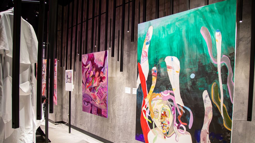 Expoziția Young Blood 3.0 – Noul val de artiste contemporane, realizată de Art Safari, își deschide porțile! Unde poți admira lucrările contemporane, de la pictură și ceramică, la sculptură, fotografie și instalații de artă