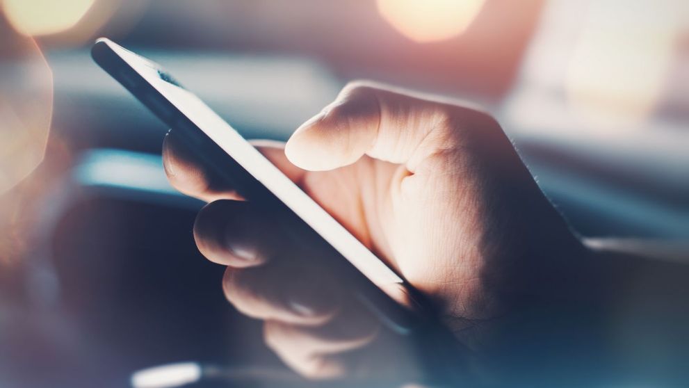 Asa arata telefonul tau daca ai 8 milioane de fani. Vezi clipul care a facut impresie pe retelele de socializare