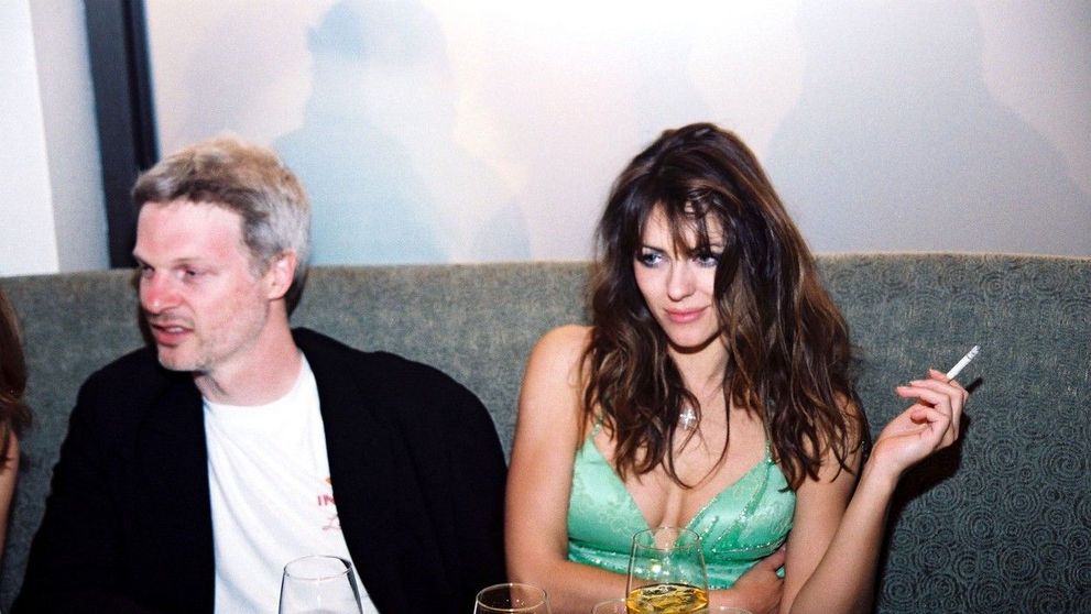 Multimilionarul Steve Bing, tatăl copilului lui Elizabeth Hurley, a murit la 55 de ani