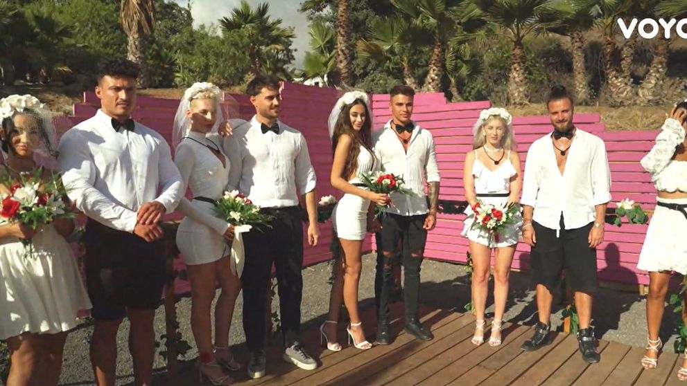 Love Island, 1 noiembrie 2023. Cuplurile, îmbrăcate de nuntă, sunt pregătite să pășească spre altar. Fiecare joc are reguli stricte!  De această dată, concurenții trebuie să care torul pe un traseu complicat, fără să-l strice