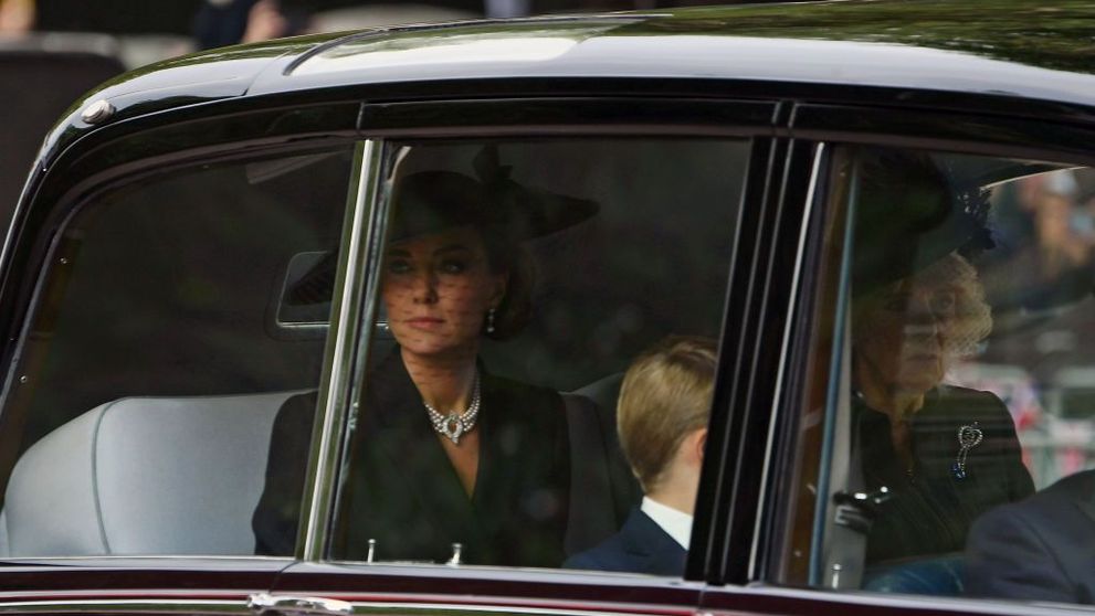 Omagiul pe care Kate Middleton i l-a adus reginei Elisabeta a II-a. Ce a ales să poarte în ziua funeraliilor