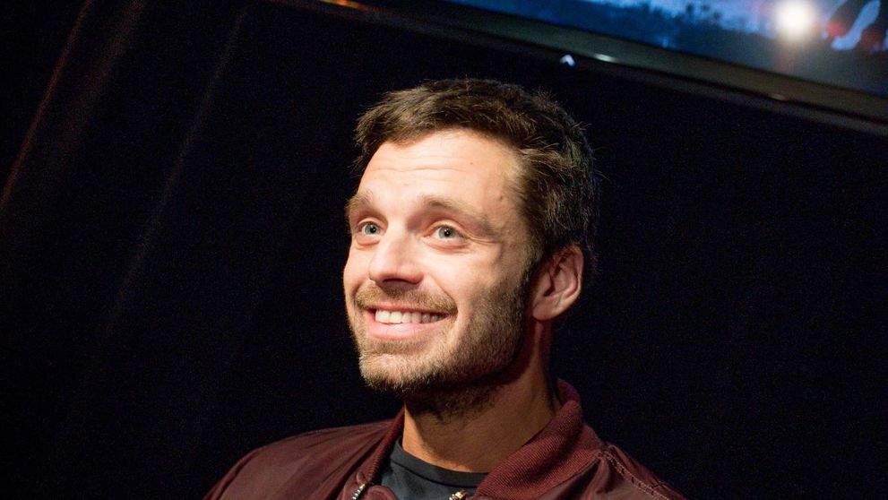 VIDEO Sebastian Stan, bălăceală în ocean cu altă femeie decât iubita lui