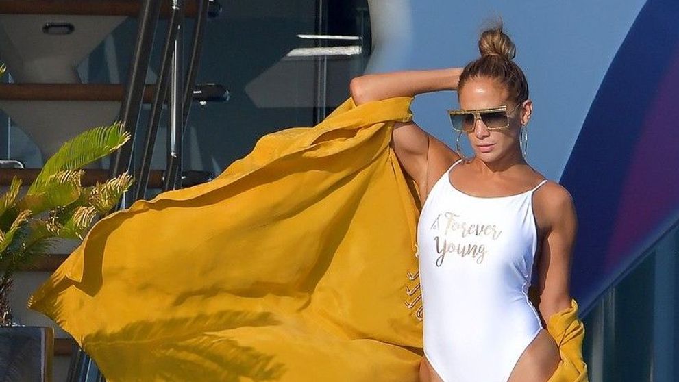 Jennifer Lopez, în costum de baie la 50 de ani. Cum arată diva latino