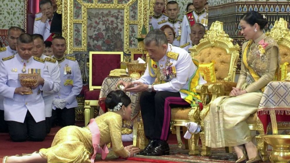 Coronavirus | Regele Thailandei s-a izolat cu 20 de concubine într-un hotel din Germania