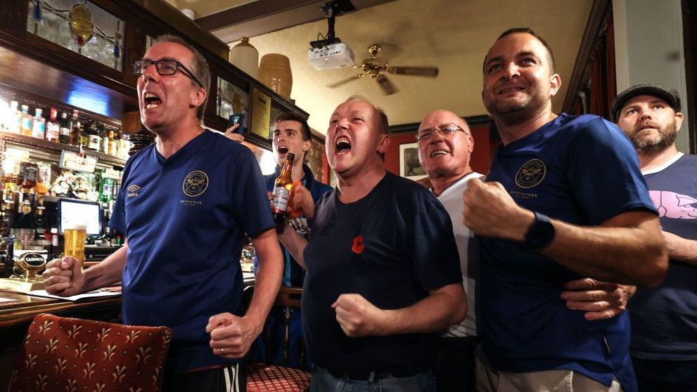 Suporterii britanici de la EURO 2020 vor da iama în baruri. Câți bani vor cheltui ca să-și susțină favoriții