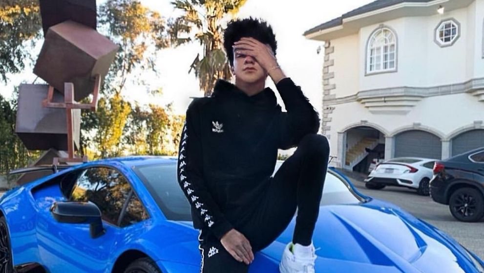 Un influencer refuză să mai vorbească cu părinții săi pentru că nu sunt celebri: Sunt irelevanți și nu au urmăritori!