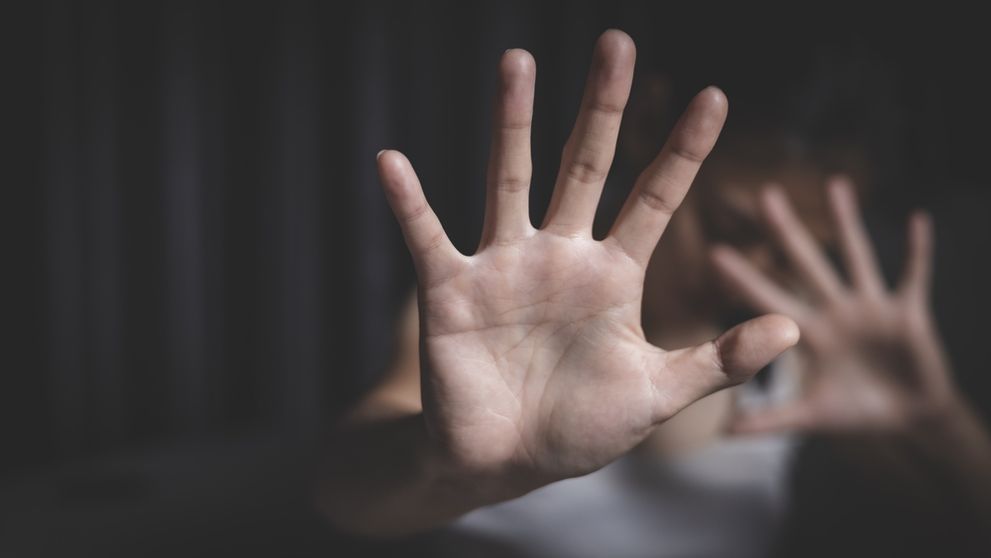 Mai mulți foști angajați ai unui salon de coafură, forțați să se dezbrace și bătuți cu biciul pentru a-și „îmbunătăți abilitățile”