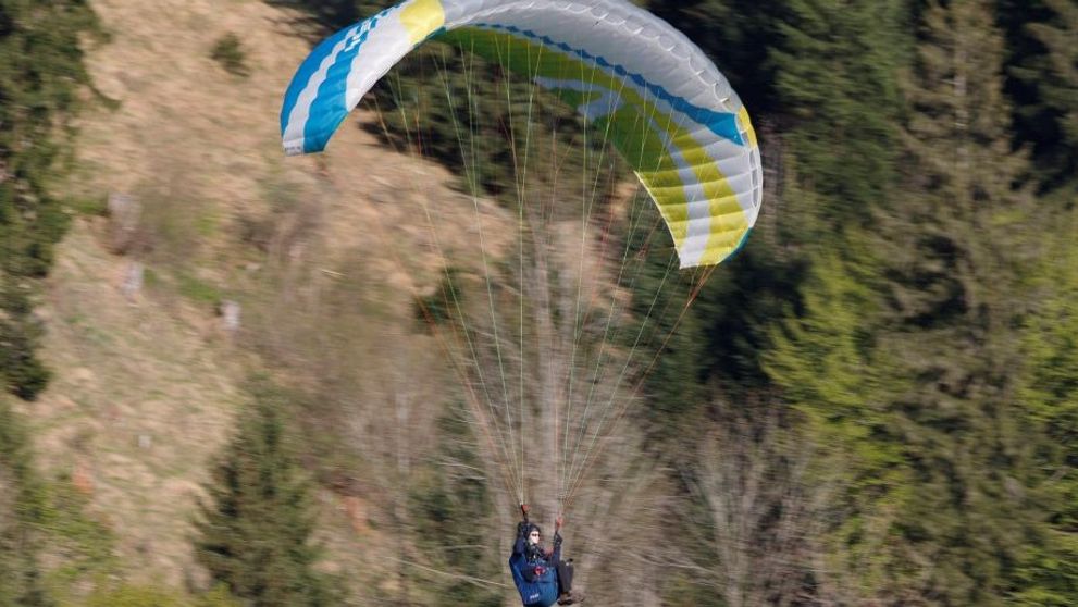 Momentul în care o parapantistă e lovită de un avion. Femeia a vrut să-și serbeze ziua de naștere cu un zbor cu parapanta