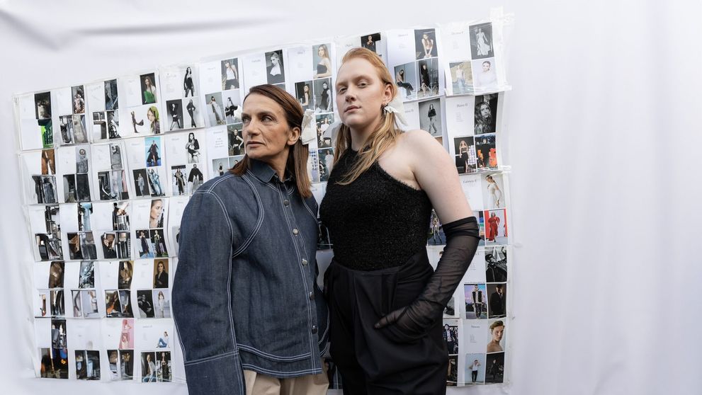Povești „body positivity” impresionante pe podiumul Romanian Fashion Week: modele fără forme perfecte sau trecute de 50 de ani, aplaudate de mii de oameni