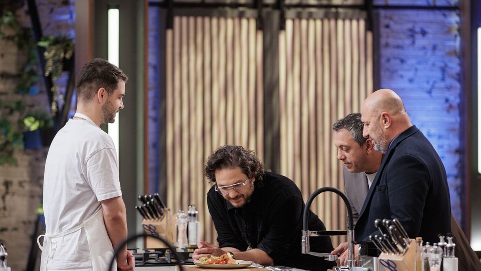 Concurenții MasterChef, puși la încercare: o singură armă în lupta pentru farfuria perfectă! Gina Pistol: ”Trebuie să gătiți doar cu acel cuțit și o sursă de foc! Fără teluri, fără cântare, fără nimic altceva!”