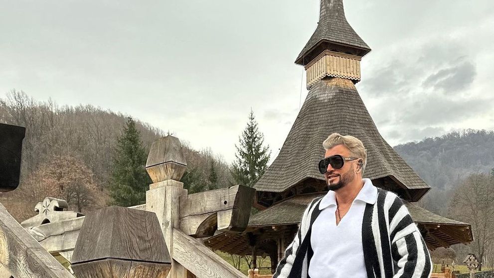 Cătălin Botezatu, luat la zor pentru cum și-a făcut apariția la mănăstire: „Asta-i ținută de mers la Sfânta Biserică?!”. Designer-ul nu a impresionat cu vestimentația aleasă