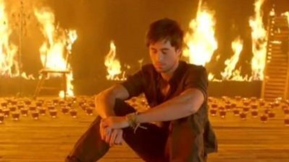 Enrique Iglesias e in flacari! Vezi in premiera noul clip 'Ayer'!