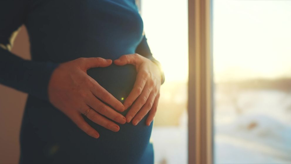 La 62 de ani, o femeie a decis să își vindece durerea pierderii unui fiu, alegând să devină din nou mamă. Decizia ei a stârnit controverse