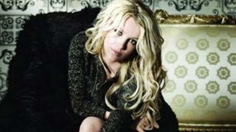 Britney Spears e din nou o blonda super sexy in pictorialul pentru Femme Fatale!