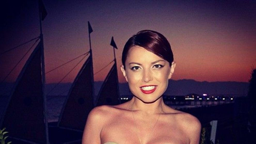 Elena Gheorghe se lauda cu un corp senzational. L-a aratat la plaja, intr-un costum de baie sexy