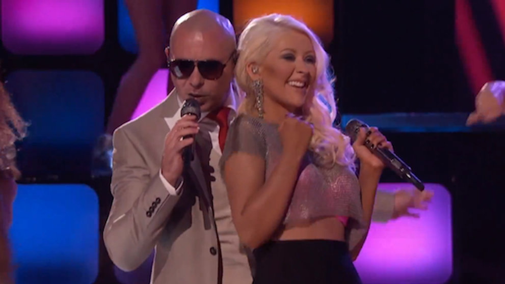 Christina Aguilera, sexy intr-o fusta mulata si sutien roz in finala 