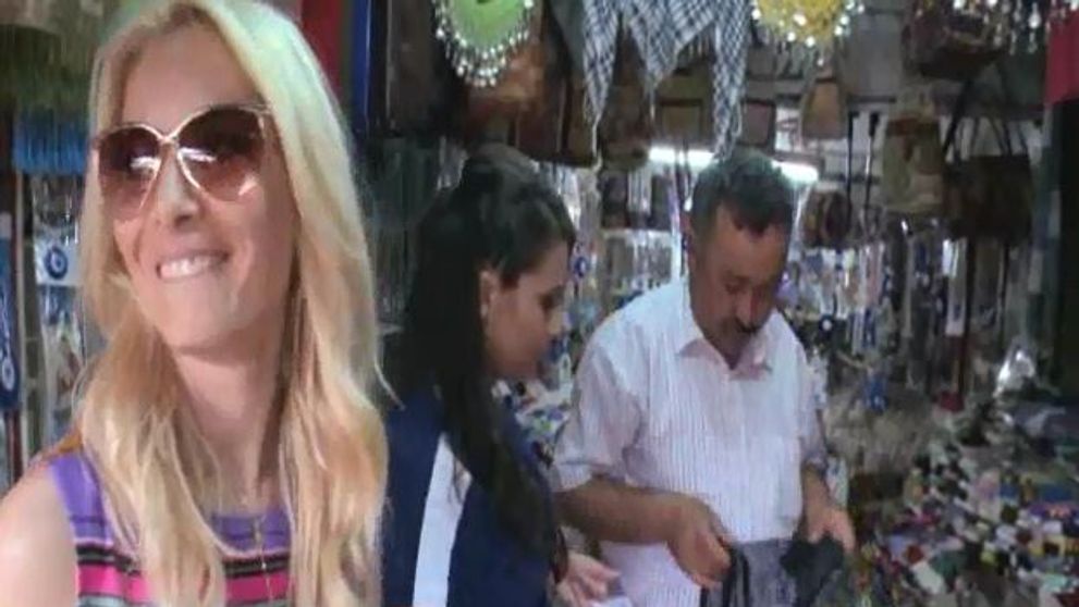 Laura Cosoi stie exact cum sa obtina ce vrea! Vezi cum negociaza la piata:<span style=