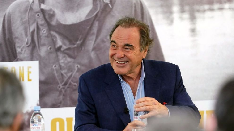 Oliver Stone a dezvăluit că și-a făcut vaccinul rusesc anti-coronavirus. „Nu știu dacă va funcționa”
