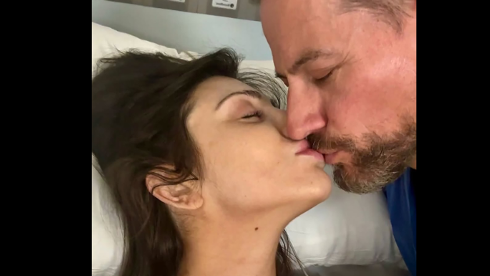 Deși suferă de o boală incurabilă, soția unui star de la Hollywood tocmai a născut primul copil al cuplului: ”Am auzit că alăptarea ar trebui să ajute...”