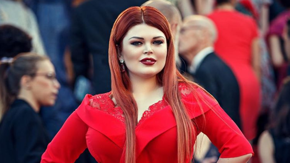 Un model plus-sized a fost lasata dezbracata la Festivalul de Film de la Cannes