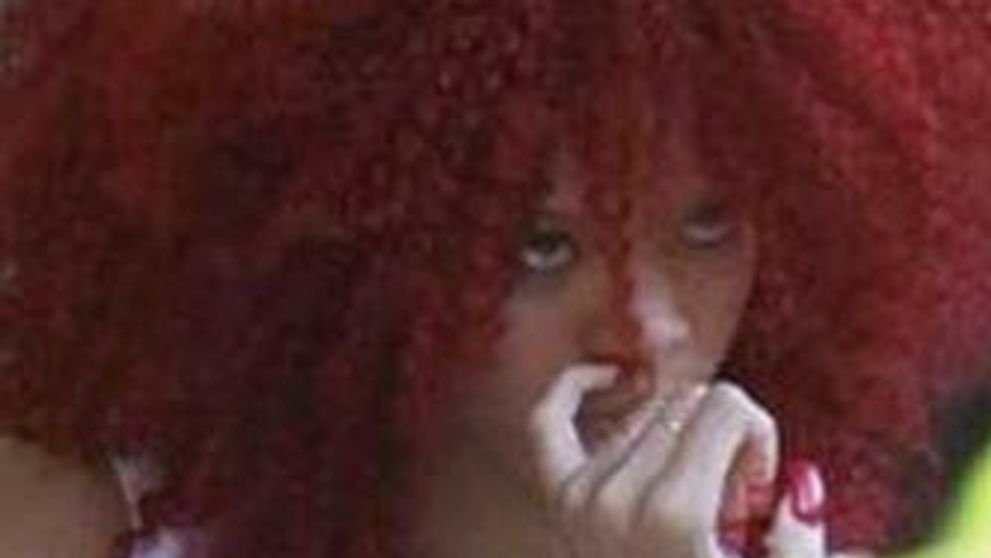 Rihanna se scobeste in nas si le arata degetul paparazzilor! FOTO