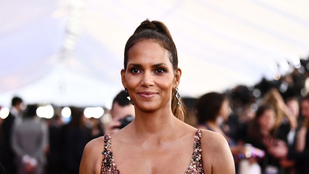 Halle Berry arată senzațional în costum de baie la 54 de ani. Imaginile care i-au cucerit pe fani