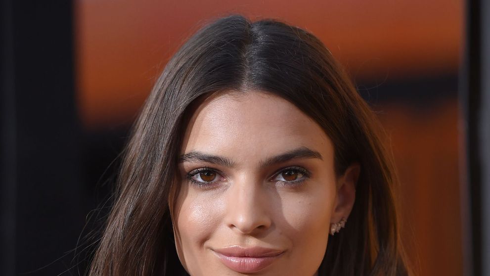 Aparitie incendiara pentru Emily Ratajkowski. Cum a aparut vedeta la plaja, intr-un costum de baie minuscul 