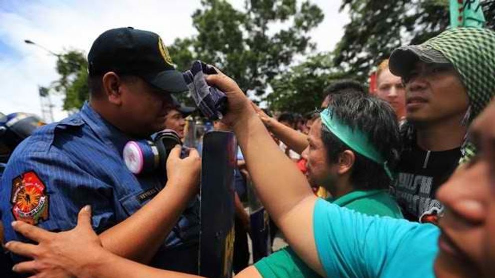 Ce se intampla cand un jandarm izbucneste in plans. Reactia emotionanta a protestatarilor a impresionat o lume intreaga