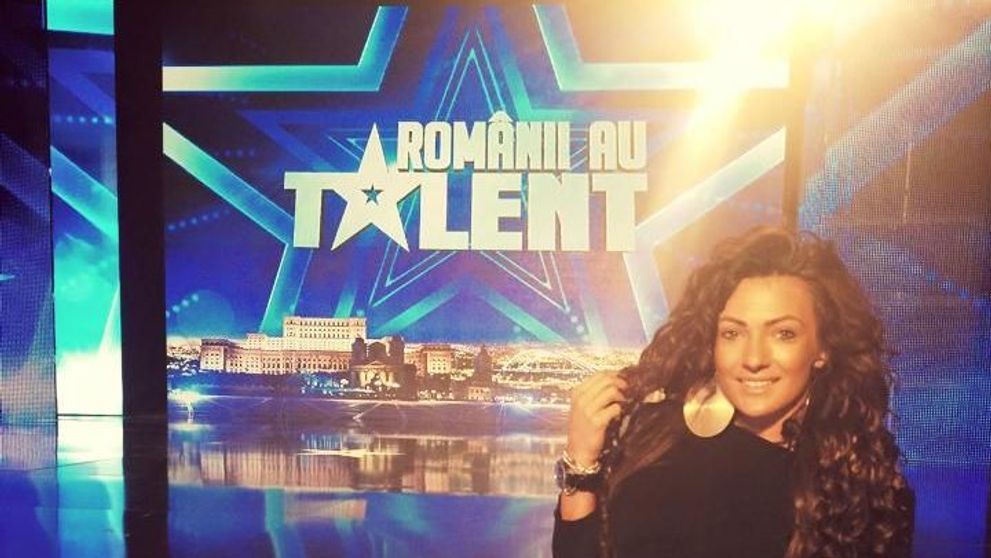 Larisa Bercea, dans la bara, miscari lascive si tinute incendiare. Filmuletele care au atras atentia internautilor VIDEO
