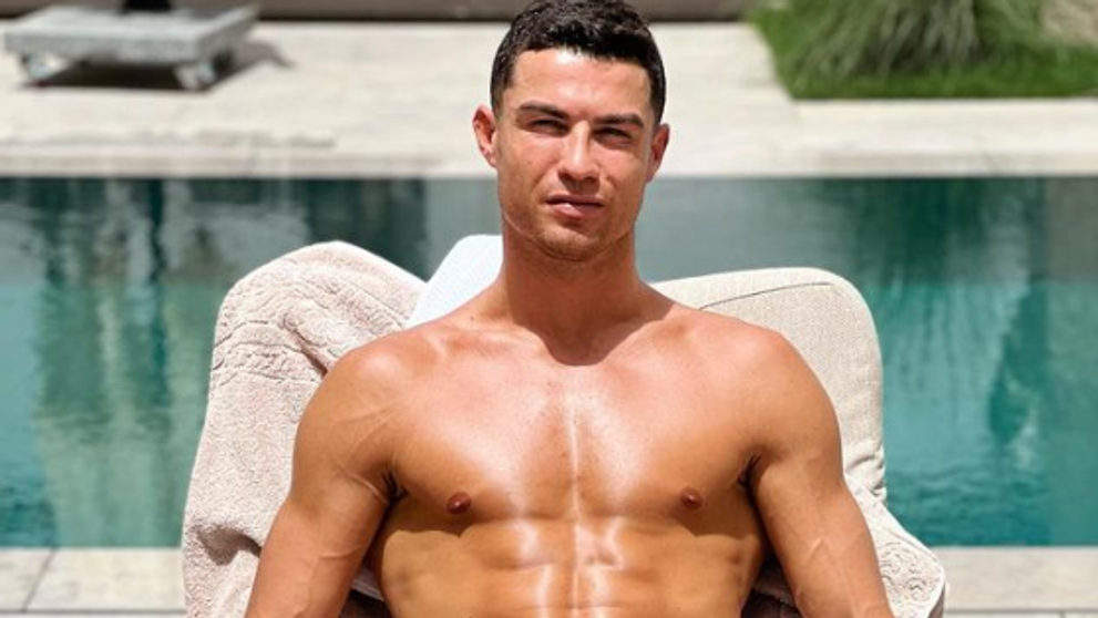 Cristiano Ronaldo, dat cu ojă pe unghii și întins pe canapea! Fanii, șocați: „De ce?”