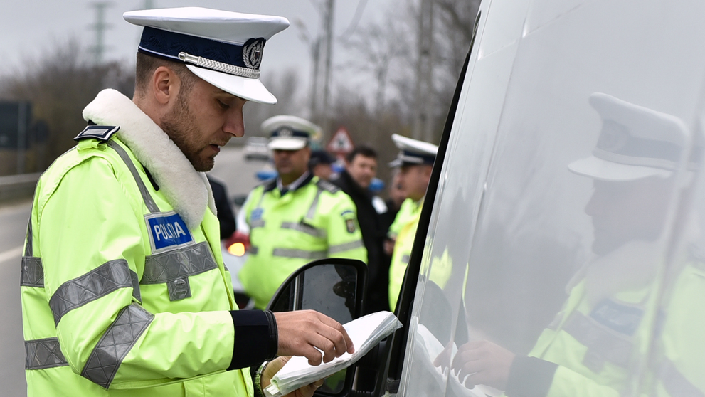 Un șofer care a rămas fără permis de conducere a pretins Poliției să i-l restituie de Moș Nicolae