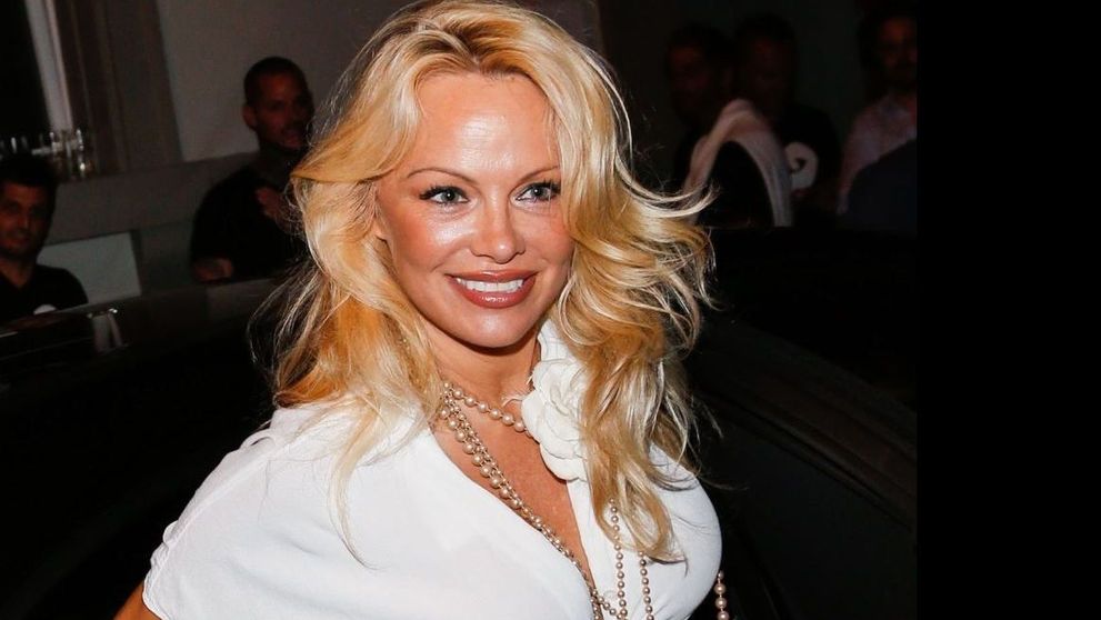 Pamela Anderson, în costum de baie pe coperta revistei MAXIM în ziua în care s-a măritat a 5-a oară