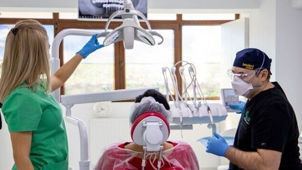 (P) Cât costă implantul dentar și pașii pe care trebuie să îi urmezi înainte și după intervenție
