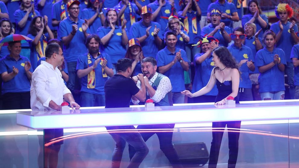 Actorii din Las Fierbinti au spus Romania, jos palaria!