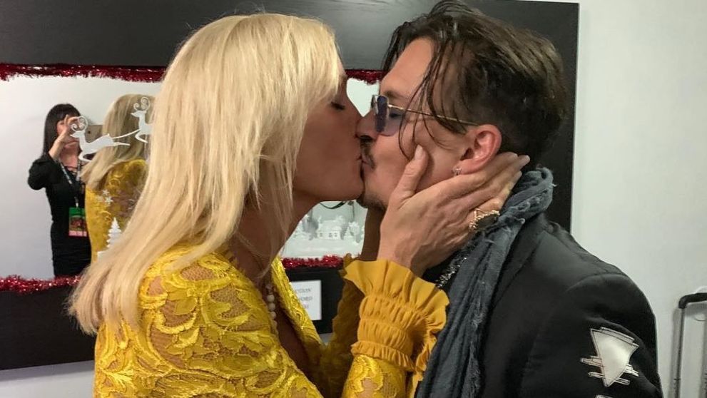 Johnny Depp, sărutat pe gură de o blondă divorțată și cu doi copii. Cine e femeia