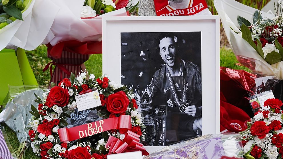 Trupurile neînsuflețite al fraților Jota au ajuns la biserică, înainte de înmormântare. Care a fost reacților fanilor îndurerați