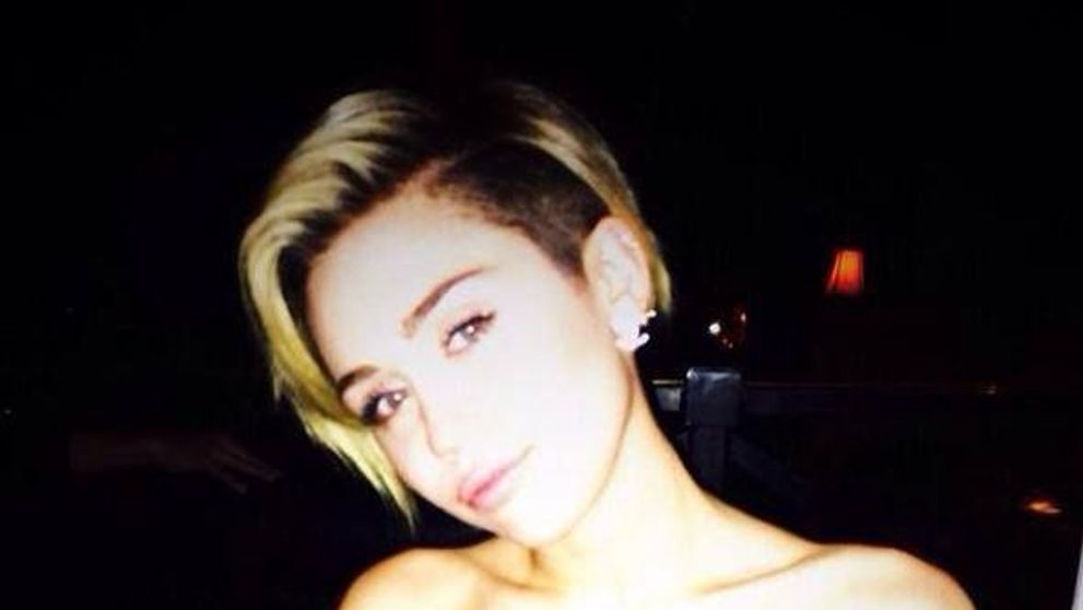 Topless, cu dinti falsi si peruca. Imaginea cu care Miley Cyrus si-a ingrozit fanii