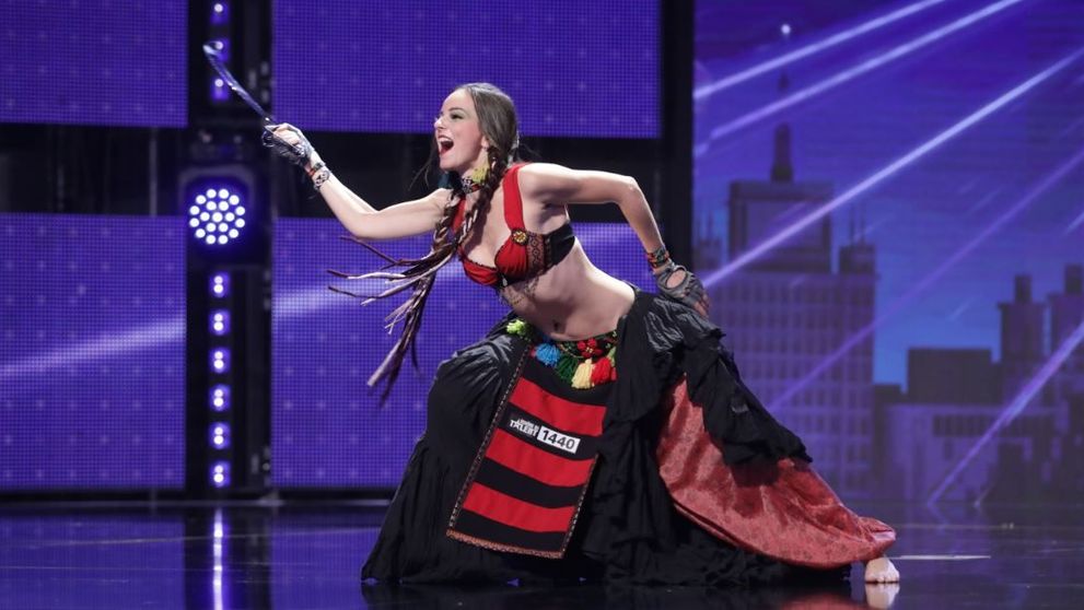 Cine scoate sabia din teacă face lucruri grozave cu ea! Gilly Martin a avut o apariție spectaculoasă și un dans pe măsură