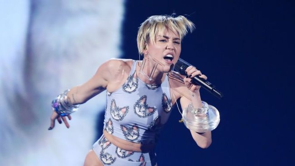 Miley Cyrus a aparut aproape dezbracata pe scena, dar nimeni nu s-a uitat la ea. Ce se intampla in spatele vedetei, la American Music Awards