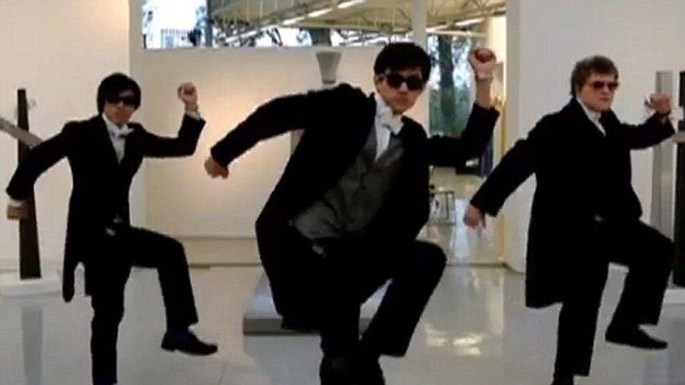 Gangnam Style a devenit Eton Style!  Vezi <span style=