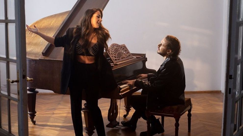 Bogdan Medvedi și Nicole Cherry lansează piesa „Atât de aproape”, un adevărat manifest de dragoste