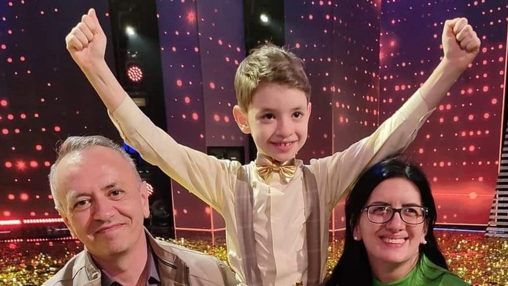 Cu ce se ocupă părinții lui Rareș Prisăcariu, copilul minune din Botoșani care a câștigat „Românii au talent”