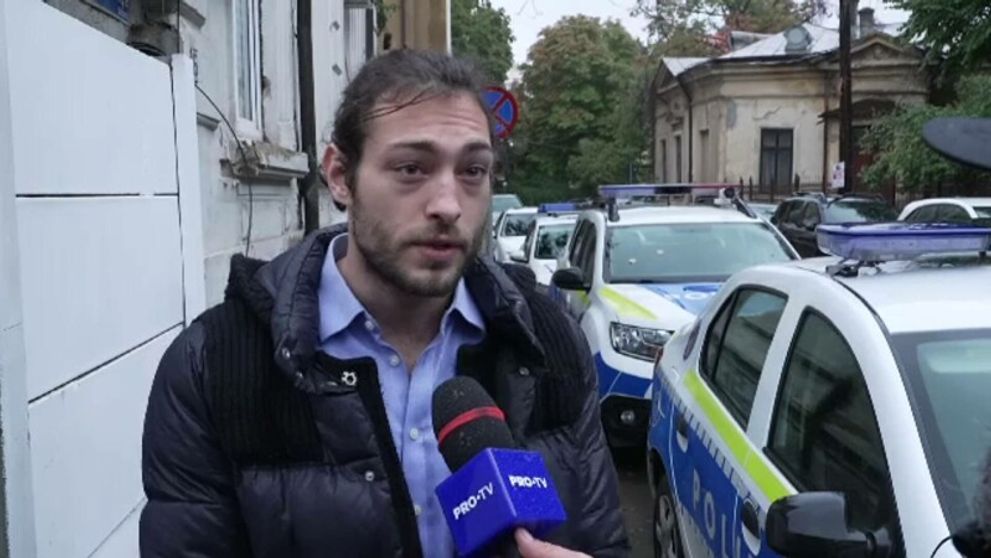 Toto Dumitrescu, gest bizar în fața Judecătoriei! Nu a ținut cont că e filmat și s-a exteriorizat în fața unei domnișoare. Ce s-a întâmplat, în timp ce camerele erau pe el