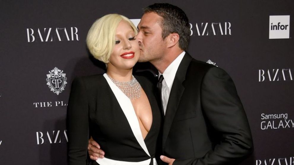 Lady Gaga si Taylor Kinney, in ipostaze mai mult decat tandre. Imaginea in care isi saruta iubitul i-a cucerit pe fani