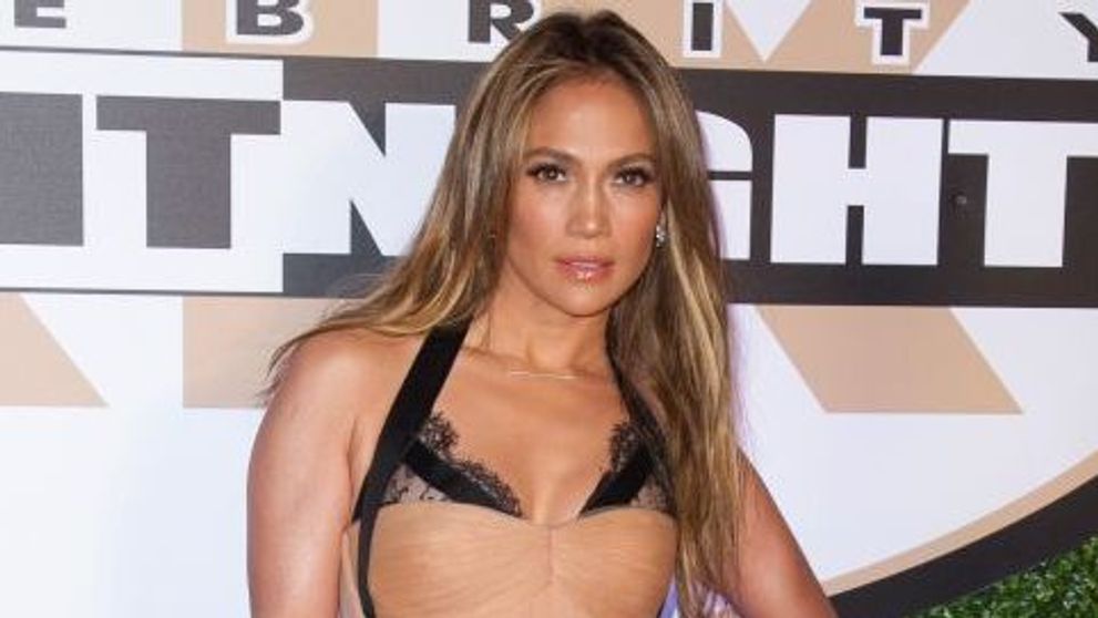 Jennifer Lopez, intr-o tinuta super sexy si, in acelasi timp, de un bun gust desavarsit. Rochia este creatia unei romance: FOTO