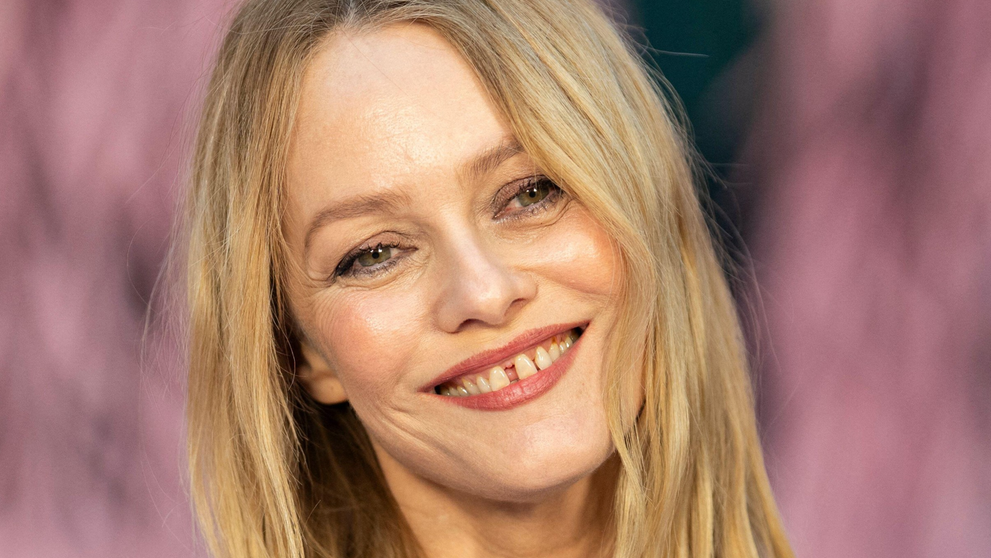La 53 de ani Vanessa Paradis se bucură de țigări, vin și lene. De ce respinge orice intervenție estetică. ”Ca să mă simt frumoasă...”
