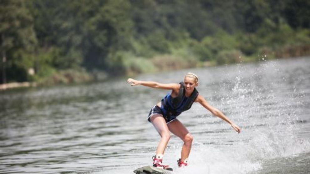 Diana Dumitrescu practica wakeboarding-ul