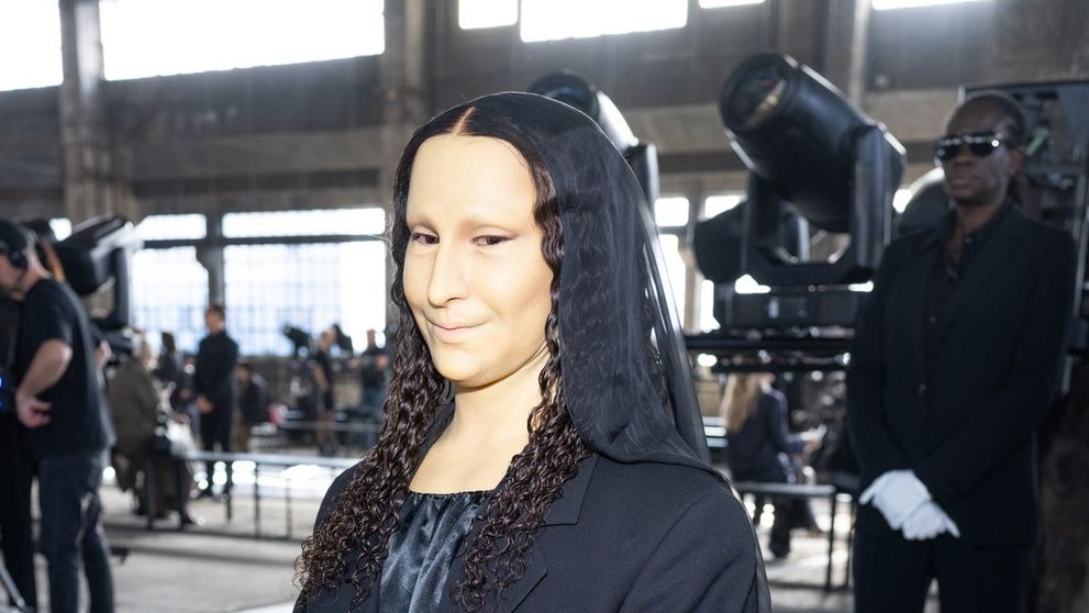 Stupoare în public: “Mona Lisa” și-a făcut apariția la o prezentare de modă. Cine e personajul din spatele costumului, care impresionează cu transformările sale ultra realiste